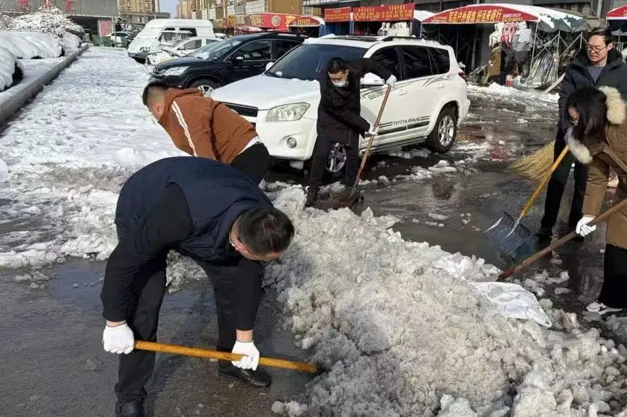 集团广饶公司组织员工扫雪除冰，方便业主、顾客出行