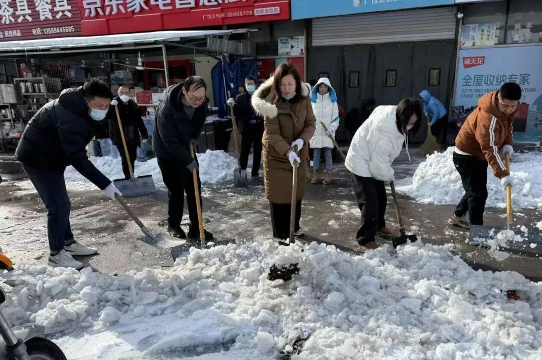 集团广饶公司组织员工扫雪除冰，方便业主、顾客出行