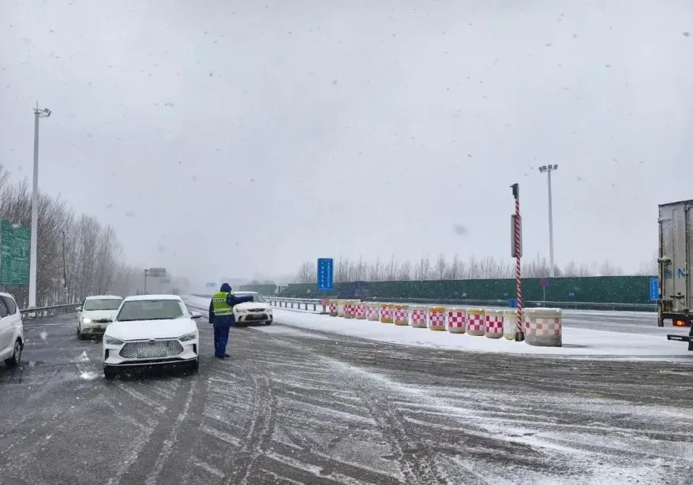 迎雪出擊！德商高速清冰除雪護(hù)坦途