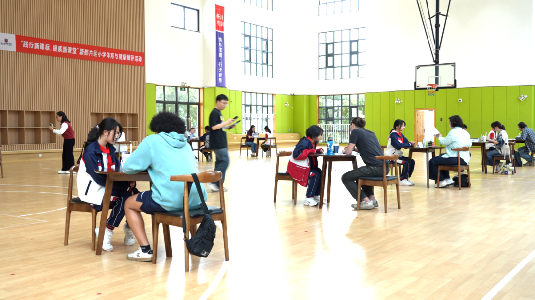 川大外教进新川 一对一测试学生们口语水平 川大外教进新川 一对一测试学生们口语水平