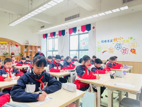 1400支笔在新川校园里舞蹈