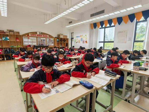 1400支笔在新川校园里舞蹈