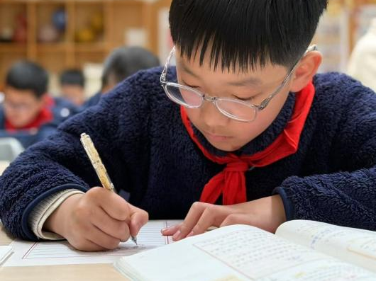 1400支笔在新川校园里舞蹈