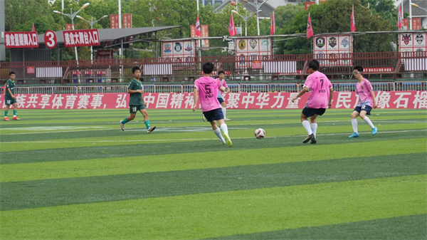 新川高中部足球队 筑梦贵州村超绿茵场 新川高中部足球队 筑梦贵州村超绿茵场