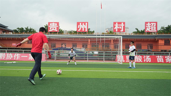 新川高中部足球队 筑梦贵州村超绿茵场 新川高中部足球队 筑梦贵州村超绿茵场