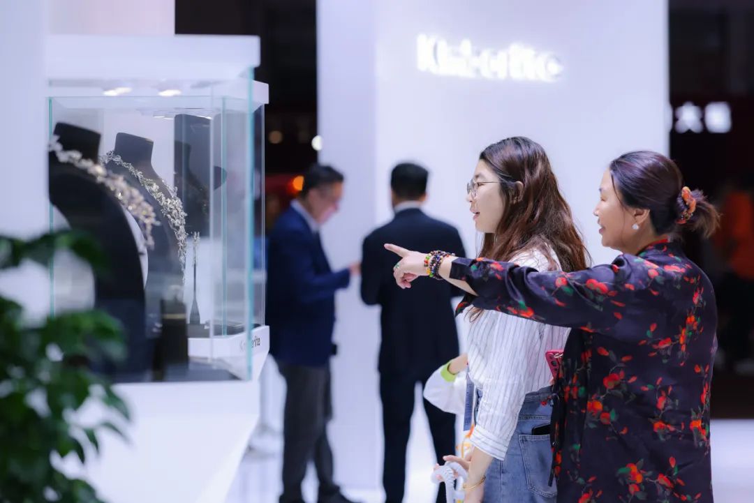 金伯利钻石惊艳亮相第五届消博会,诠释珠宝艺术新境界 金伯利钻石惊艳亮相第五届消博会,诠释珠宝艺术新境界
