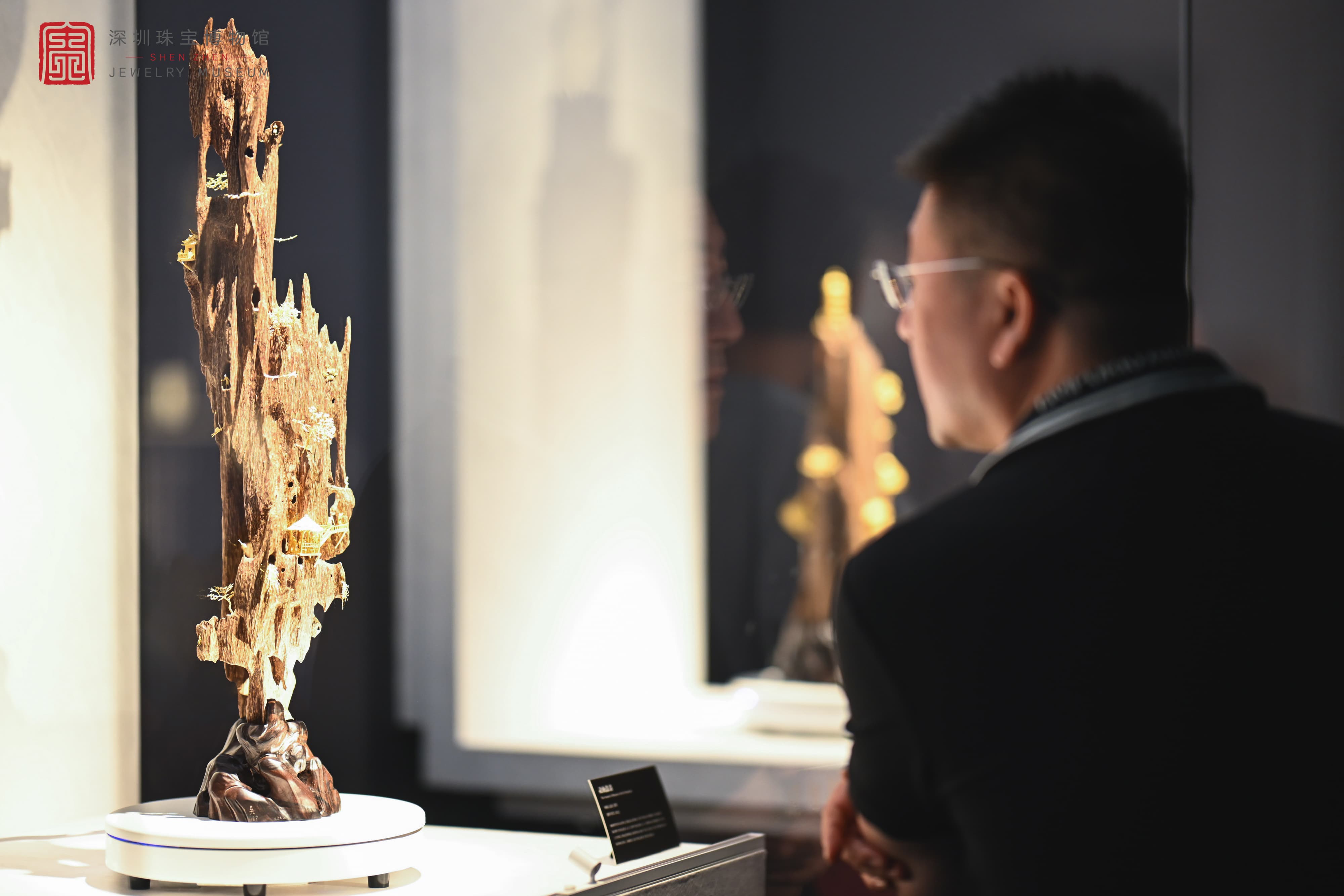 黄金沉香共舞禅意 京绣丝线织就时尚 | 宝博双展震撼启幕
