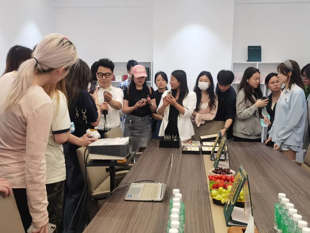 澳门科技大学师生参访沙湾瑰宝小镇共探珠宝产业创新发展新路径 澳门科技大学师生参访沙湾瑰宝小镇共探珠宝产业创新发展新路径