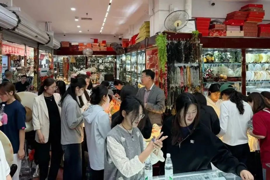 校企合作电商赋能升级!东科经济管理学院师生团队莅临集团广饶市场参观交流 校企合作电商赋能升级!东科经济管理学院师生团队莅临集团广饶市场参观交流