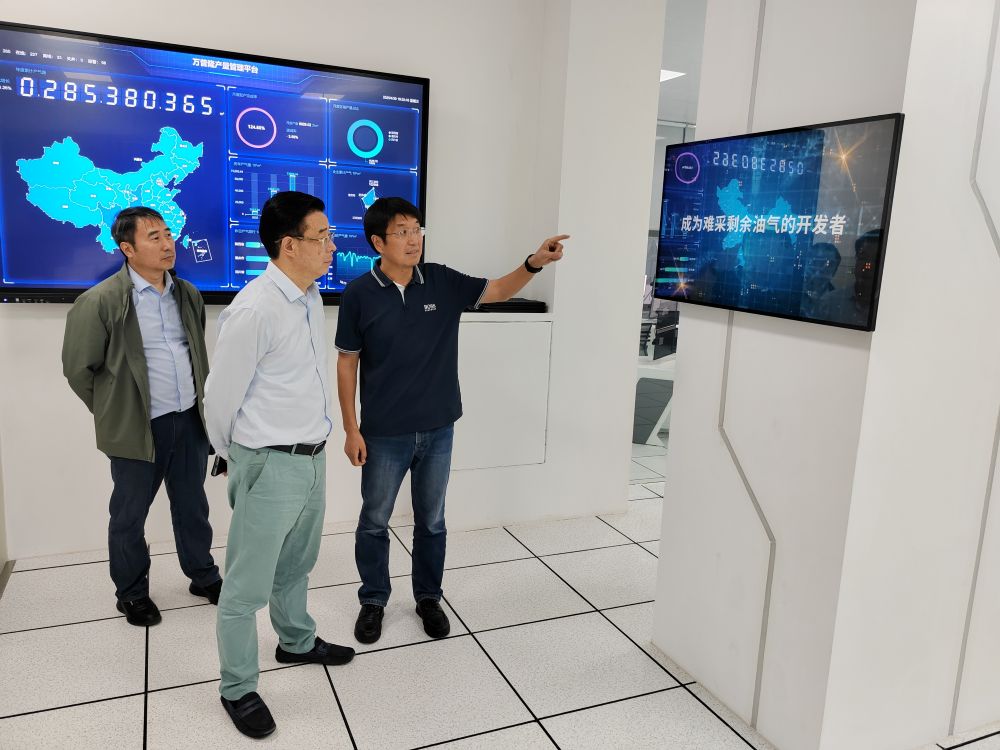 中国科学院院士邹才能一行调研万普隆 中国科学院院士邹才能一行调研万普隆