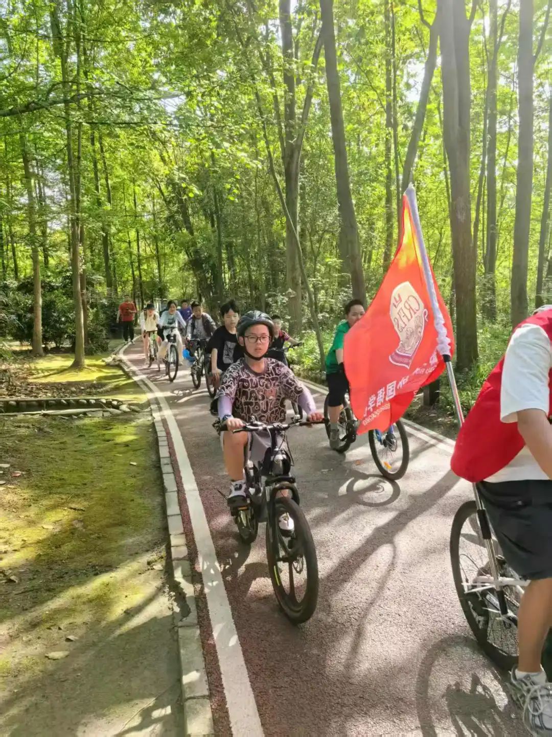 春风绿道家校情，亲子骑行共成长——成都王府家校共建活动圆满举行