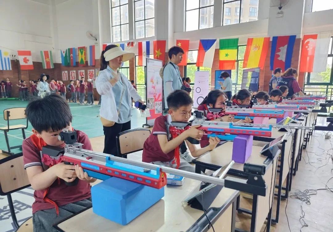 “光电射击”体验助力青少年全面发展——成都王府校园趣味运动会开展射击项目