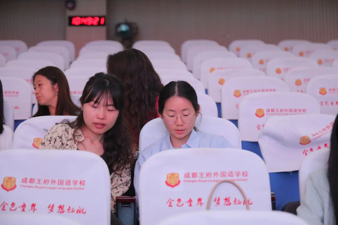 研途新程: AI赋能教研模式变革 数课报告促质量提升——温江区中学英语教学研讨活动纪实