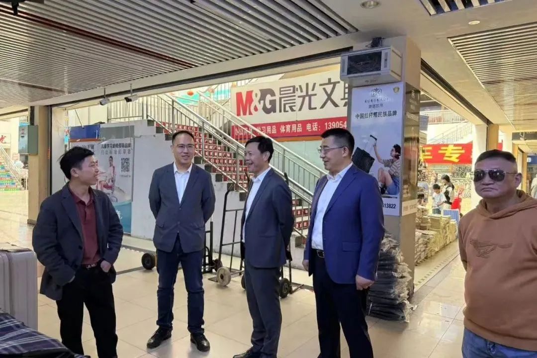 上海黑岩湖企业发展有限公司董事长郑爱民一行莅临集团广饶市场参观考察 上海黑岩湖企业发展有限公司董事长郑爱民一行莅临集团广饶市场参观考察