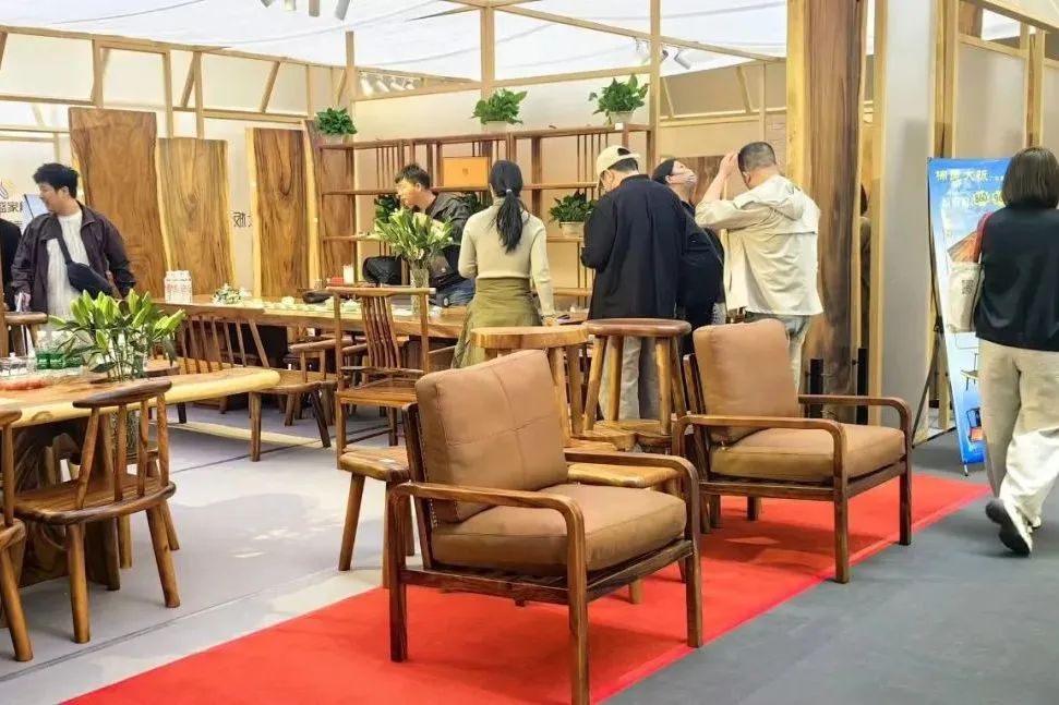 集团广饶市场组织家居广场业主赴第22届青岛国际家具展参观考察 集团广饶市场组织家居广场业主赴第22届青岛国际家具展参观考察