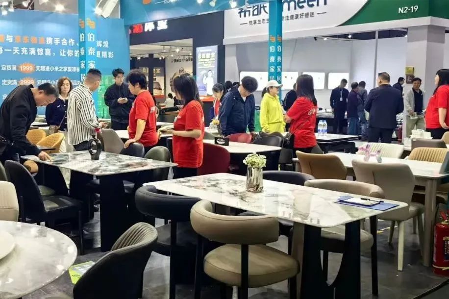 集团广饶市场组织家居广场业主赴第22届青岛国际家具展参观考察 集团广饶市场组织家居广场业主赴第22届青岛国际家具展参观考察