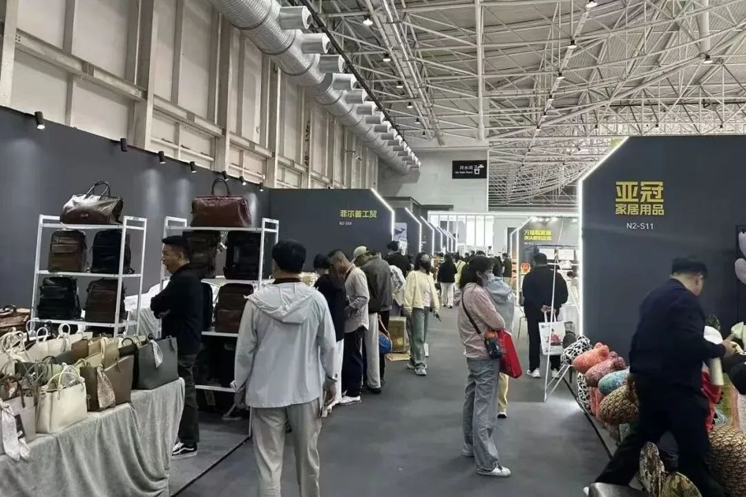 集团广饶市场组织家居广场业主赴第22届青岛国际家具展参观考察 集团广饶市场组织家居广场业主赴第22届青岛国际家具展参观考察