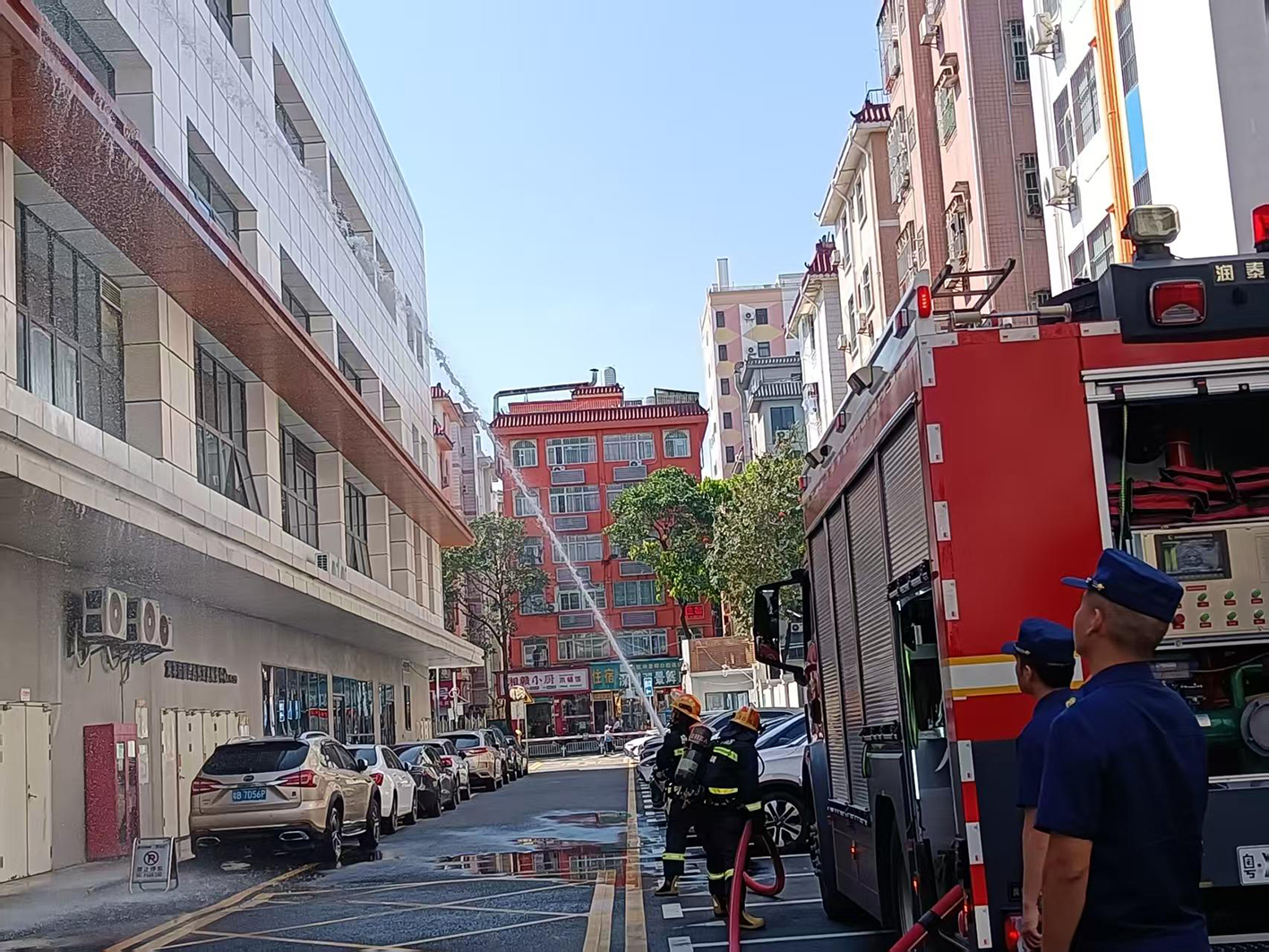 “以练筑防,护航安全” 商业运营中心开展消防安全应急演练 “以练筑防,护航安全” 商业运营中心开展消防安全应急演练