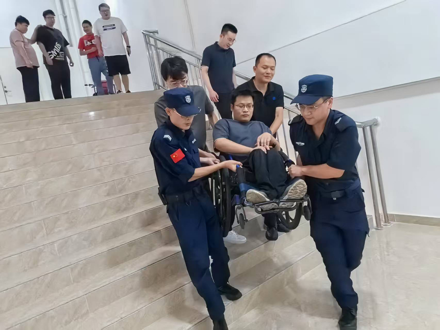 “以练筑防,护航安全” 商业运营中心开展消防安全应急演练 “以练筑防,护航安全” 商业运营中心开展消防安全应急演练