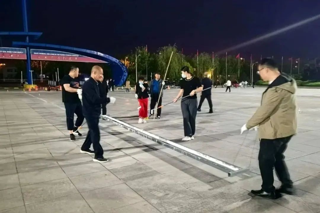 零成本焕新!集团广饶市场组织员工、商户夜间“停车位划线”,彰显团队精神! 零成本焕新!集团广饶市场组织员工、商户夜间“停车位划线”,彰显团队精神!