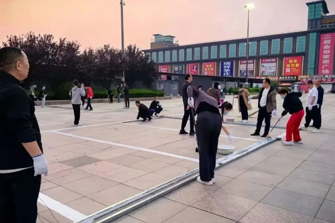 零成本焕新!集团广饶市场组织员工、商户夜间“停车位划线”,彰显团队精神! 零成本焕新!集团广饶市场组织员工、商户夜间“停车位划线”,彰显团队精神!