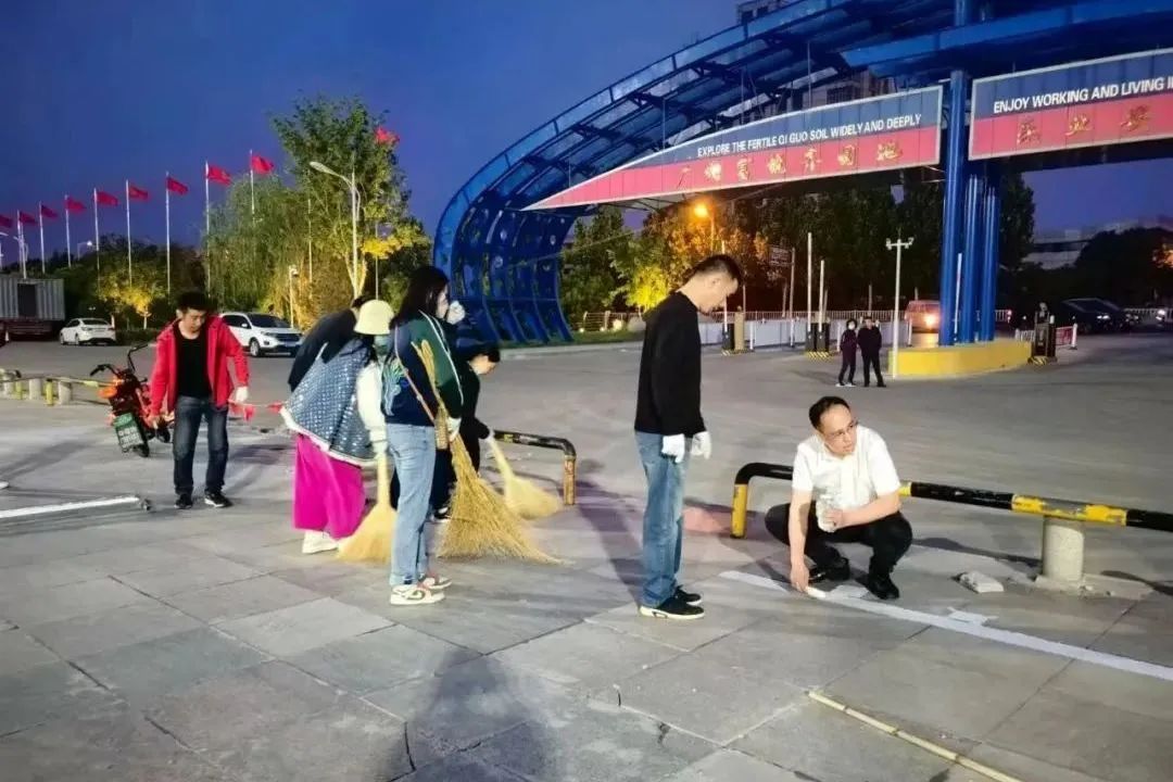 零成本焕新!集团广饶市场组织员工、商户夜间“停车位划线”,彰显团队精神! 零成本焕新!集团广饶市场组织员工、商户夜间“停车位划线”,彰显团队精神!