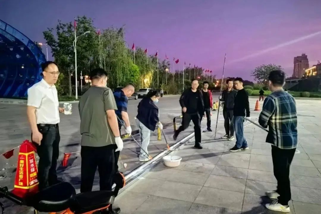 零成本焕新!集团广饶市场组织员工、商户夜间“停车位划线”,彰显团队精神! 零成本焕新!集团广饶市场组织员工、商户夜间“停车位划线”,彰显团队精神!