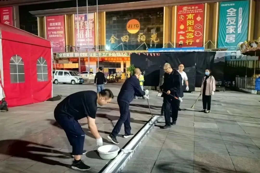 零成本焕新!集团广饶市场组织员工、商户夜间“停车位划线”,彰显团队精神! 零成本焕新!集团广饶市场组织员工、商户夜间“停车位划线”,彰显团队精神!