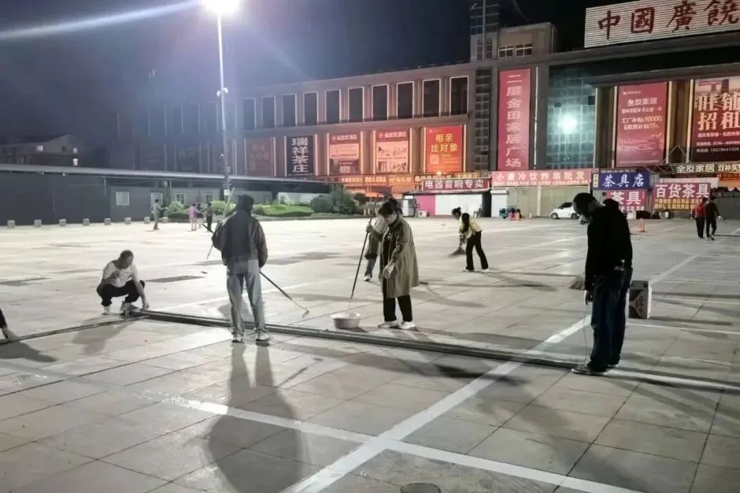 零成本焕新!集团广饶市场组织员工、商户夜间“停车位划线”,彰显团队精神! 零成本焕新!集团广饶市场组织员工、商户夜间“停车位划线”,彰显团队精神!