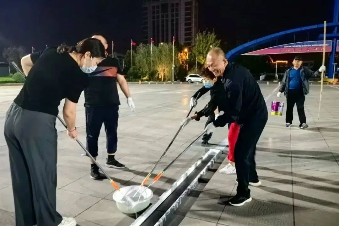 零成本焕新!集团广饶市场组织员工、商户夜间“停车位划线”,彰显团队精神! 零成本焕新!集团广饶市场组织员工、商户夜间“停车位划线”,彰显团队精神!