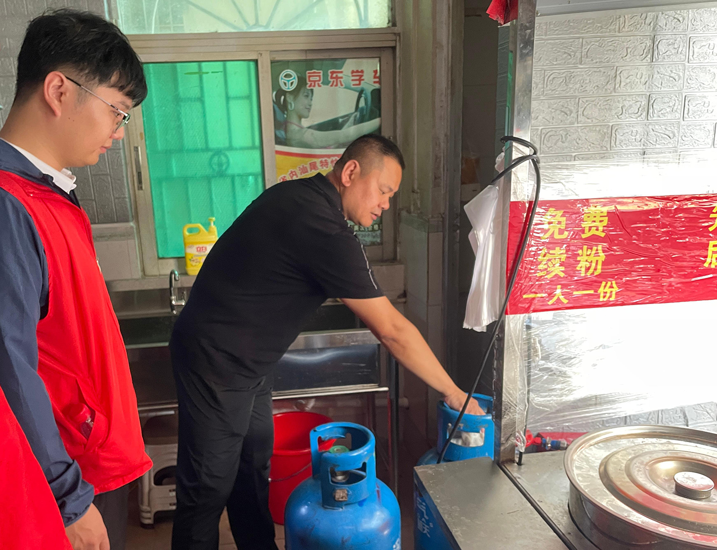安全进社区 幸福千万家 ——环境公司联动大浪街道多部门筑牢安全防线 安全进社区 幸福千万家 ——环境公司联动大浪街道多部门筑牢安全防线