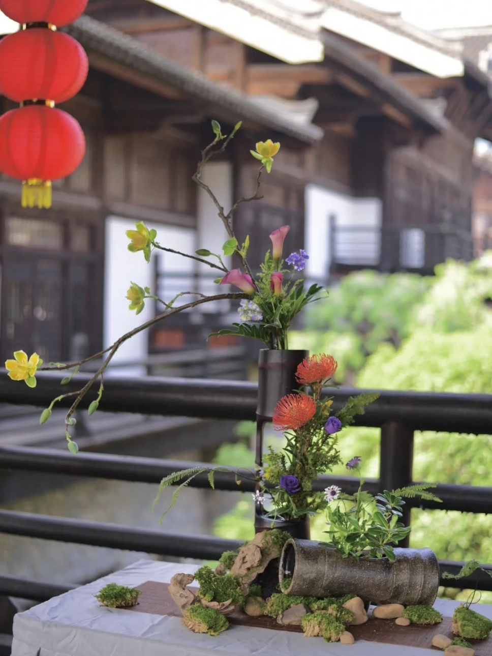 東方插花點亮仿古建筑,8個流派數(shù)十作品令人目不暇接 東方插花點亮仿古建筑,8個流派數(shù)十作品令人目不暇接