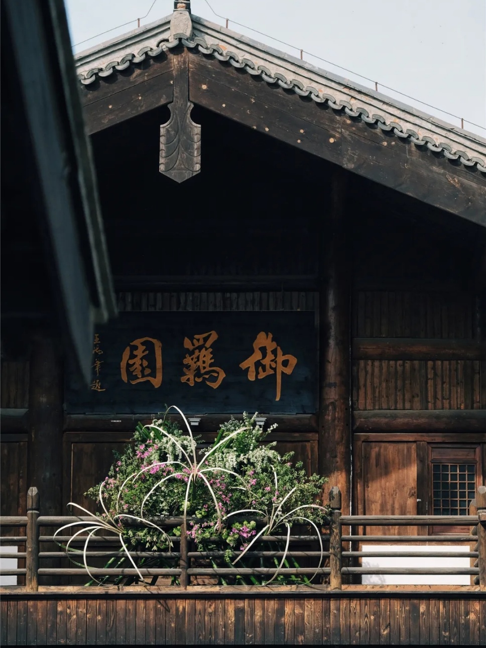 東方插花點亮仿古建筑,8個流派數(shù)十作品令人目不暇接 東方插花點亮仿古建筑,8個流派數(shù)十作品令人目不暇接