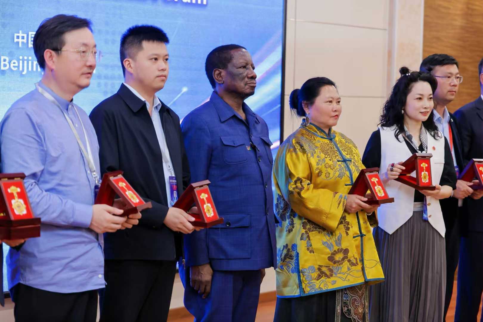 驻华大使论坛交流活动在京成功举行 石定坤老师获聘“国际文化交流使者”