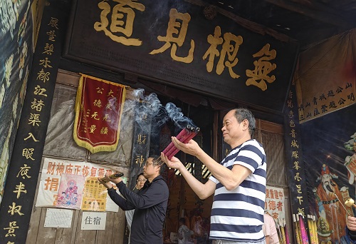 攀登青城之巅 圆梦多年遂愿