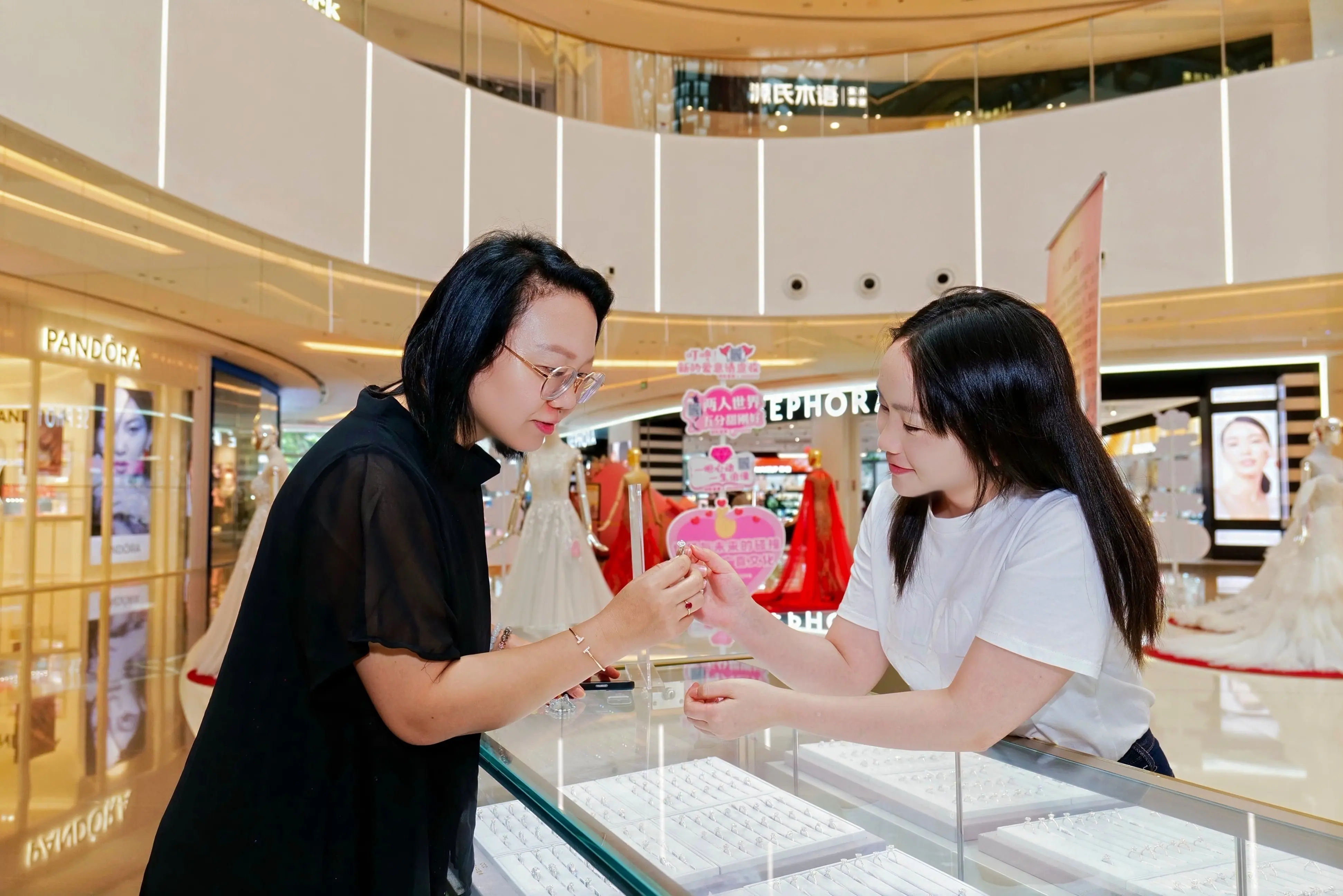 “圳有喜事 倾慕天河”2025深圳婚庆时尚文化周盛大启幕,钻石产业赋能婚庆新生态 多元业态共绘“中国喜文化” “圳有喜事 倾慕天河”2025深圳婚庆时尚文化周盛大启幕,钻石产业赋能婚庆新生态 多元业态共绘“中国喜文化”