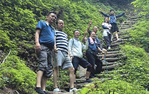 攀登青城之巅 圆梦多年遂愿