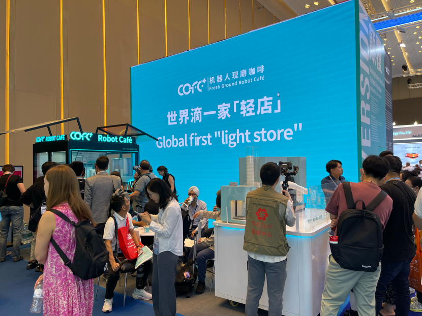 领跑全球的COFE+咖啡机器人第六代亮相2025 中国文博会 领跑全球的COFE+咖啡机器人第六代亮相2025 中国文博会