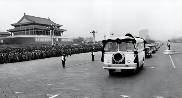 1976年周总理去世，张玉凤问了毛主席一个问题，让她十分后悔