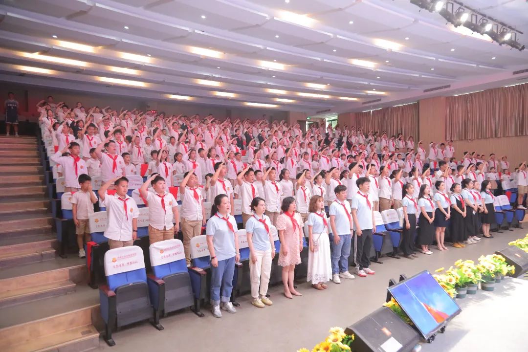 牢记党的指导，争做强国少年——成都王府小学部新队员入队仪式