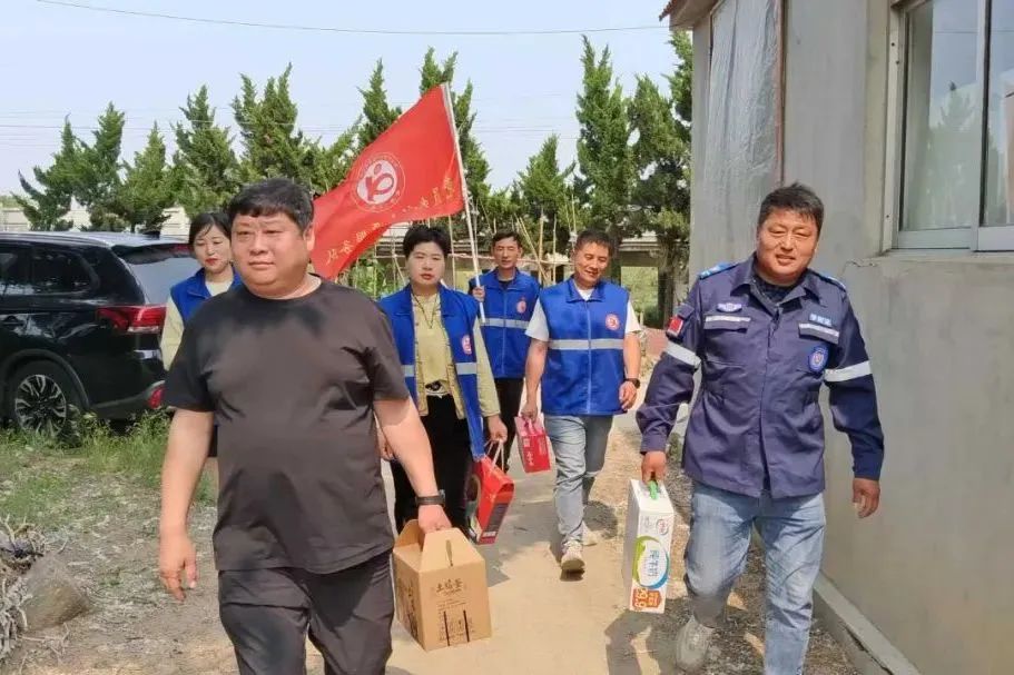 集团文登市场开展端午节慰问活动,非公党员志愿者情系抗战老兵 集团文登市场开展端午节慰问活动,非公党员志愿者情系抗战老兵