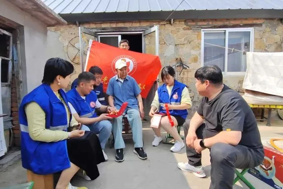集团文登市场开展端午节慰问活动,非公党员志愿者情系抗战老兵 集团文登市场开展端午节慰问活动,非公党员志愿者情系抗战老兵