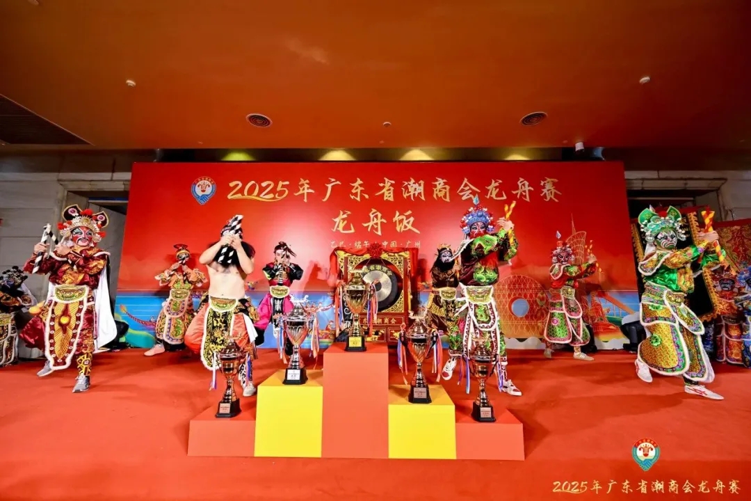 陈圣平董事长参加2025年广东省潮商会龙舟赛 陈圣平董事长参加2025年广东省潮商会龙舟赛