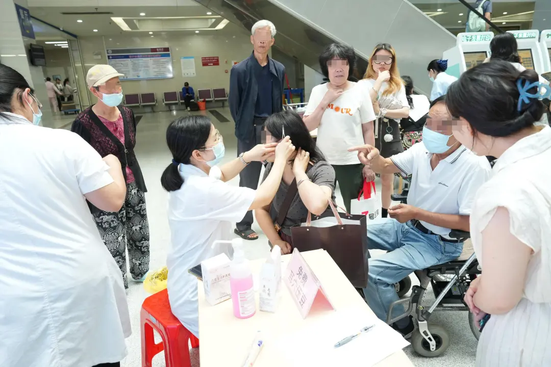 院内新闻|“以医者仁心护银龄之美——广州中医药大学金沙洲医院成功开展全国护肤日多学科义诊” 院内新闻|“以医者仁心护银龄之美——广州中医药大学金沙洲医院成功开展全国护肤日多学科义诊”