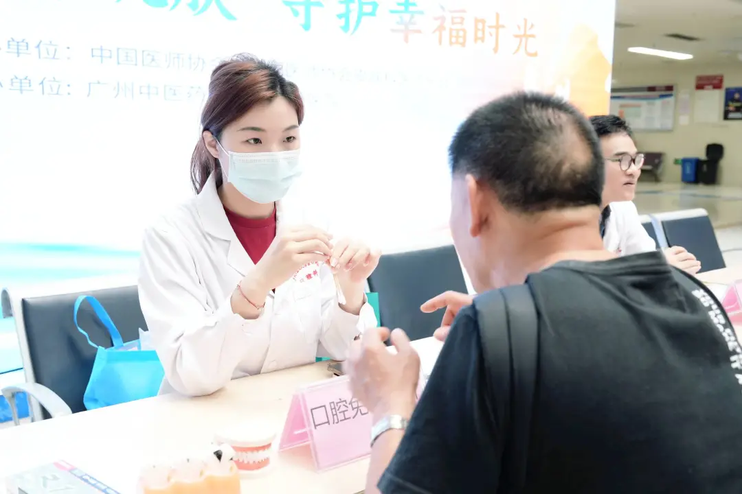 院内新闻|“以医者仁心护银龄之美——广州中医药大学金沙洲医院成功开展全国护肤日多学科义诊” 院内新闻|“以医者仁心护银龄之美——广州中医药大学金沙洲医院成功开展全国护肤日多学科义诊”