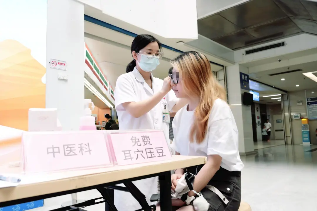 院内新闻|“以医者仁心护银龄之美——广州中医药大学金沙洲医院成功开展全国护肤日多学科义诊” 院内新闻|“以医者仁心护银龄之美——广州中医药大学金沙洲医院成功开展全国护肤日多学科义诊”