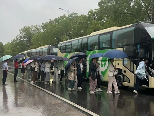護(hù)航青春答卷人 ——長(zhǎng)客集團(tuán)為2025高考學(xué)子保駕護(hù)航 護(hù)航青春答卷人 ——長(zhǎng)客集團(tuán)為2025高考學(xué)子保駕護(hù)航