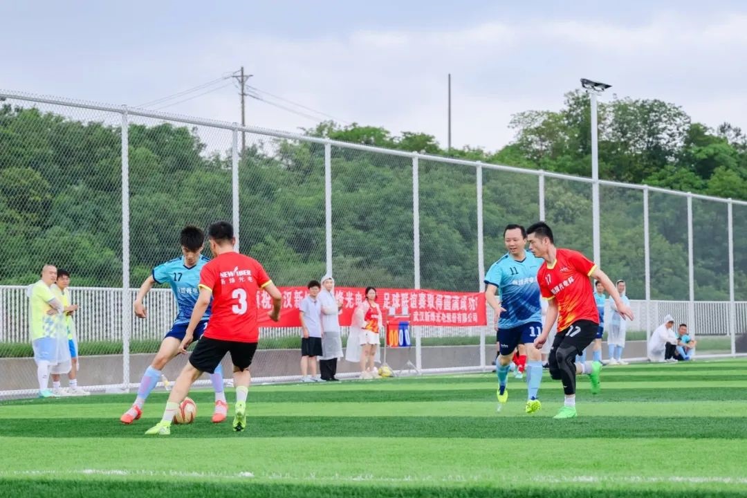 武汉新城 “新烽光电杯”2025足球联谊赛圆满收官! 武汉新城 “新烽光电杯”2025足球联谊赛圆满收官!