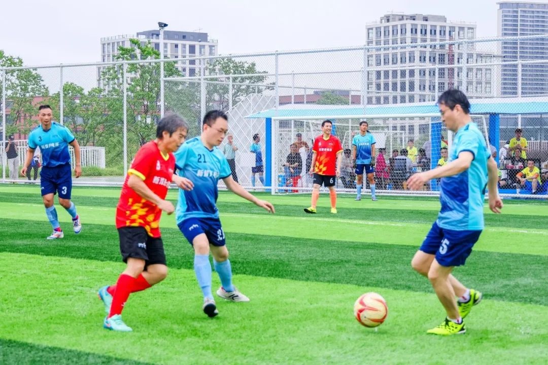 武汉新城 “新烽光电杯”2025足球联谊赛圆满收官! 武汉新城 “新烽光电杯”2025足球联谊赛圆满收官!