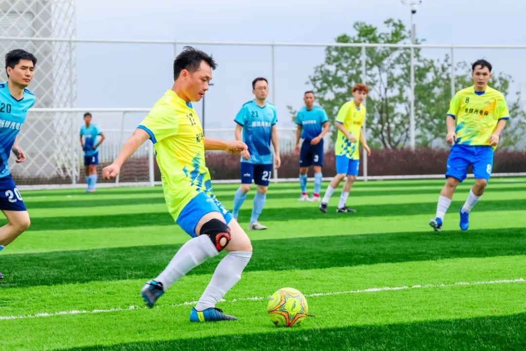 武汉新城 “新烽光电杯”2025足球联谊赛圆满收官! 武汉新城 “新烽光电杯”2025足球联谊赛圆满收官!